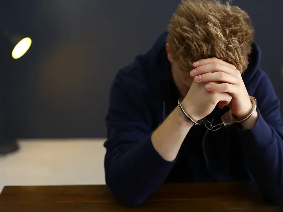 Junger Mann in Handschellen