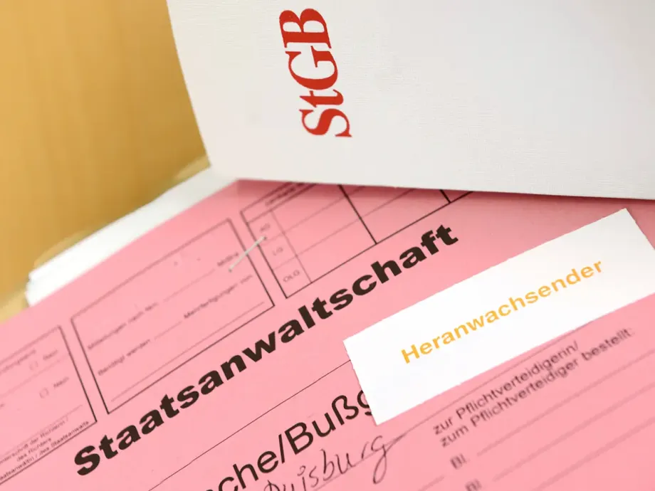 Jugendstrafrecht Akten und Strafgesetzbuch